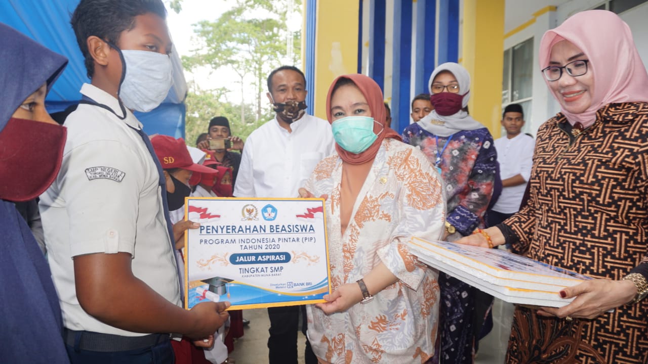 Tina Salurkan PIP kepada 3.625 Siswa di Mubar